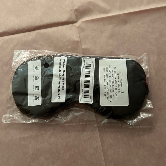 New Black Eye Mask for Sleep, Relaxation, Dark Room Therapy for Migraines - Picture 5 of 6